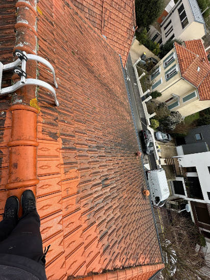 Nettoyage de toiture à Sceaux M Bouthors sur un toit