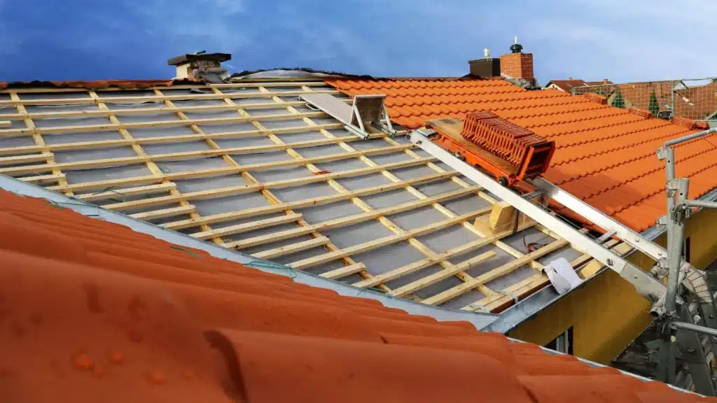 Rénovation de toiture en tuiles par Couvreur & Co près de Sceaux